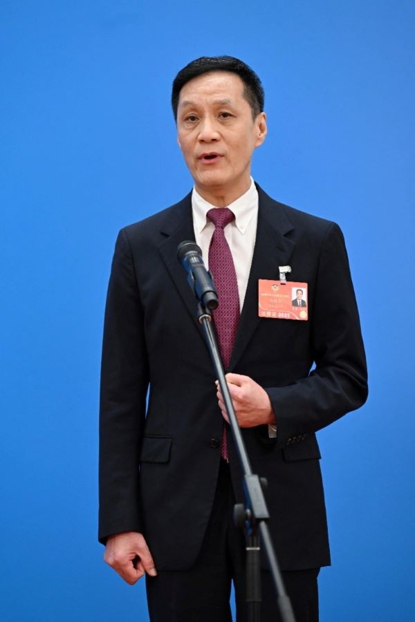 大陸全國政協委員、北京人民藝術劇院院長馮遠征表示，AI生成的畫面可能精緻，但缺乏靈魂。圖/取自新華社