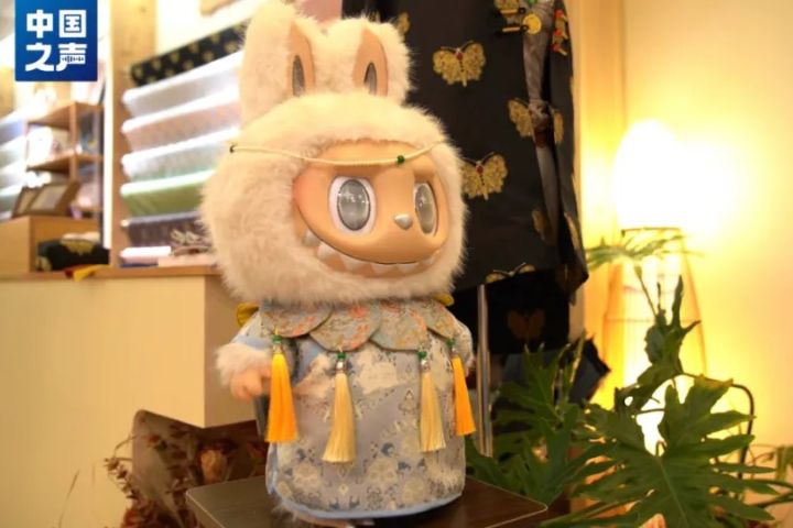 潮玩的興起推動了娃衣等周邊的爆發，背後折射的是大陸消費市場的創意活力。圖/取自中國之聲