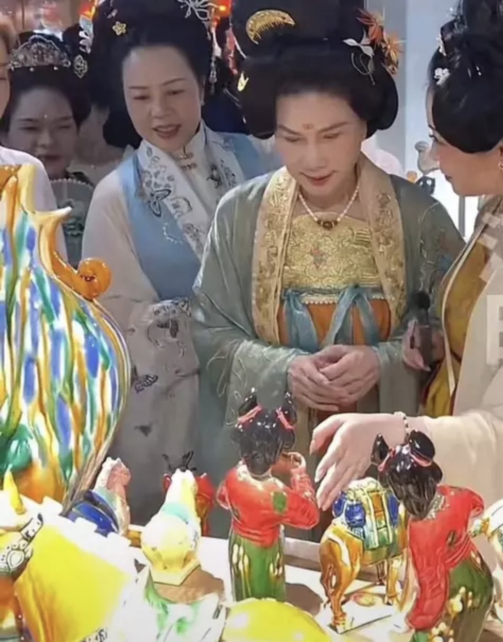 董明珠此次的漢服妝造十分成功，被稱讚為大女主感十足。圖/取自《河南日報》