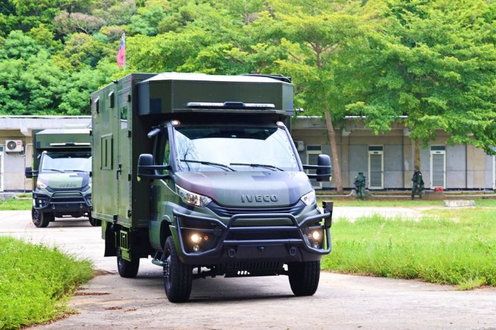 漢光42號演習，金防部新式野戰救護車實施機動。圖/國防部提供