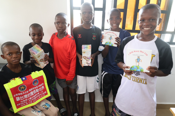 基金會捐贈出版品與台灣紀念禮品，表達對當地弱勢兒童的支持。圖/周大觀文教基金會提供