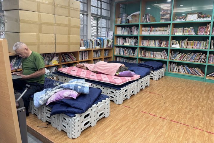 花蓮縣萬里溪堰塞湖黃色警戒25日發布，萬榮鄉明利國小提供3處教學空間做為暫時收容處所，可安置50多人。圖/中央社