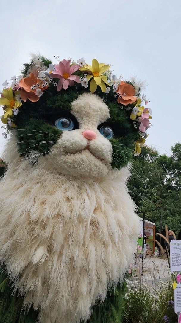 北京不只日壇公園出現「草貓」,另有「園谷谷」貓咪綠雕同樣受歡迎。圖/取自《北京日報》