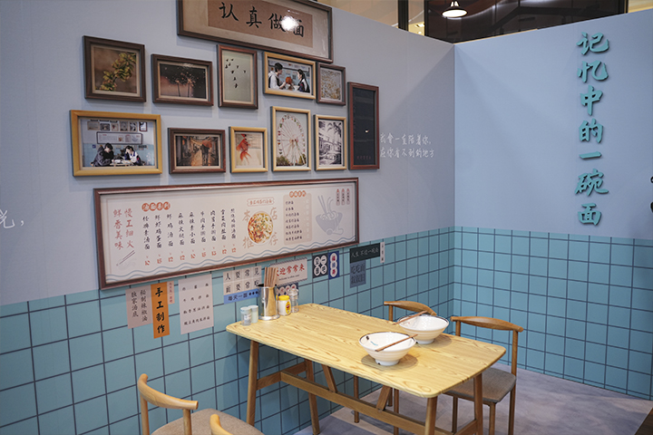 現場設置「北榆麵館」場景，從桌椅到牆面布置，完整還原《難哄》劇情場景。圖/記者梁鴻欣攝