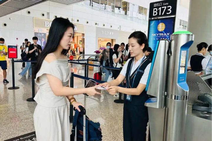 搭乘南方航空旅客在登機口準備乘機。圖/取自中青網