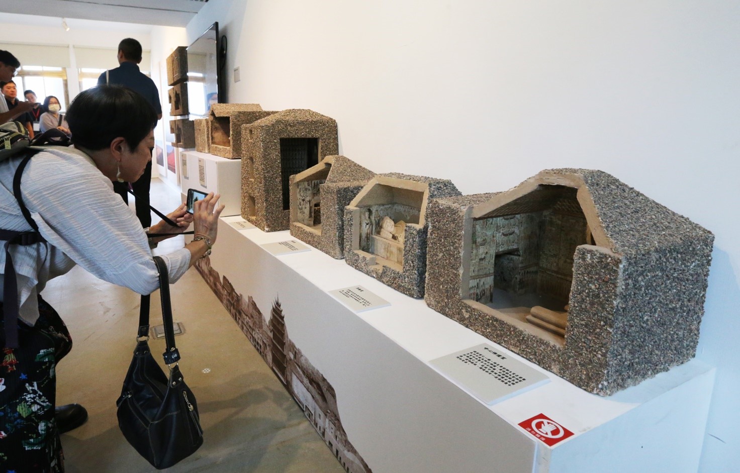 「絲路漫行」展區展示了模擬石窟開鑿的模型，讓觀展民眾體會敦煌文化的豐富藝術。圖/沈春池文教基金會提供