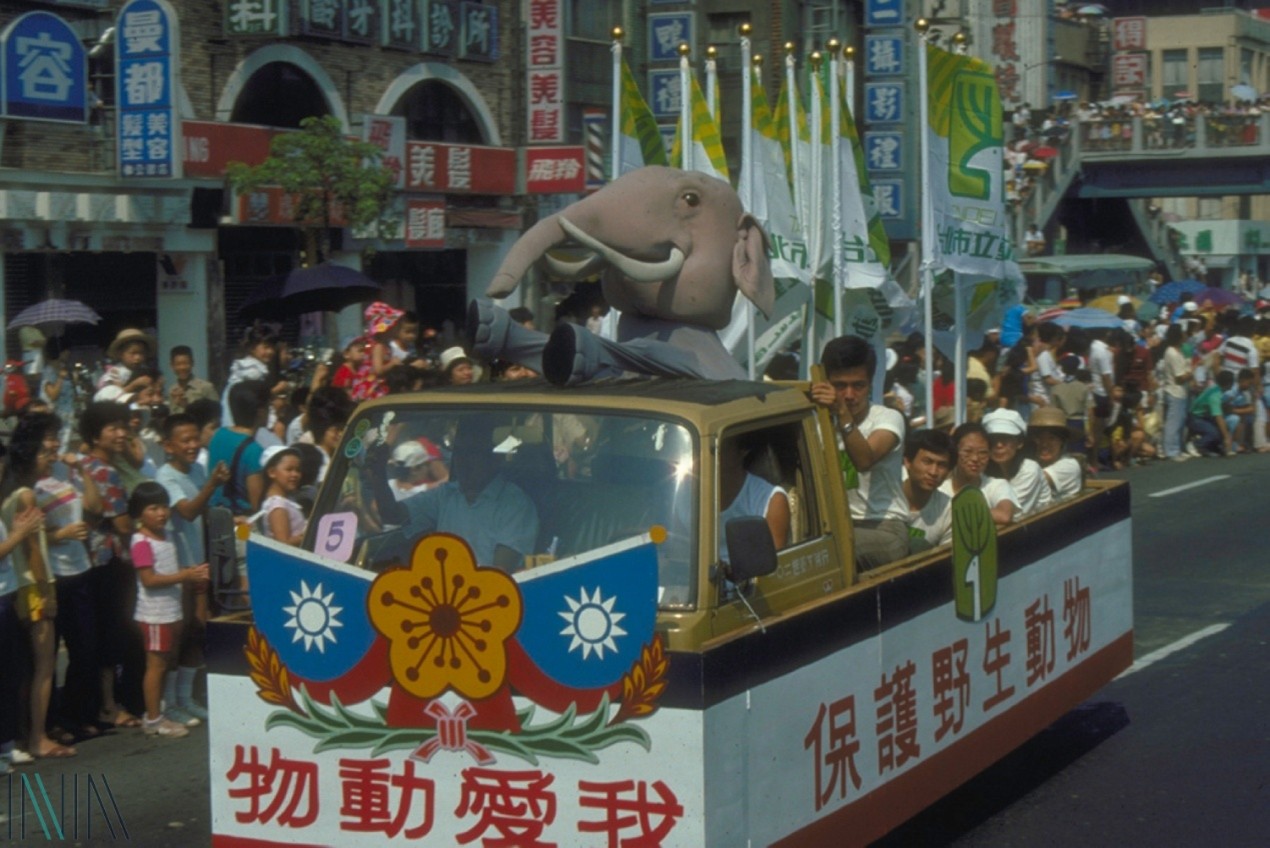 1986年9月14日圓山動物園大搬家，圖為大象林旺爺爺布偶裝先頭車隊。圖/檔案管理局提供