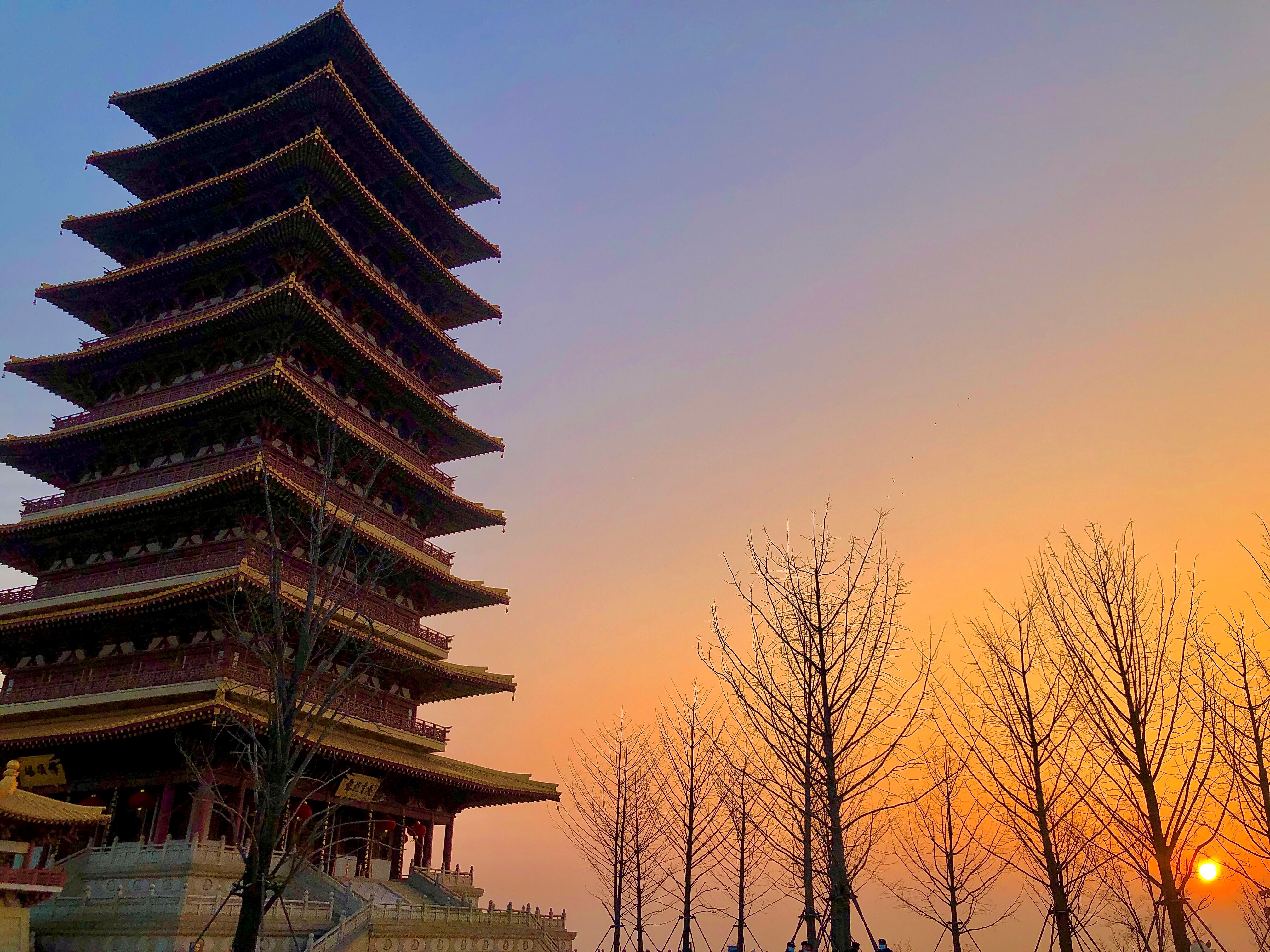 高達88公尺的佛頂塔是一座唐代風格的建築，共有九層四面，在夕陽餘暉的襯托下更顯大氣。圖/陳思豪攝