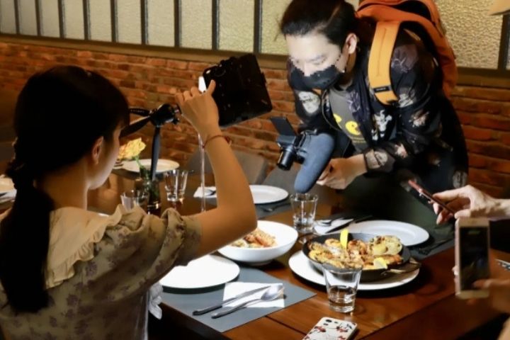  真正讓商家恐懼的並非免單或試吃成本，而是「先拍片、後談價」的灰色操作。圖/取自奪冠互動