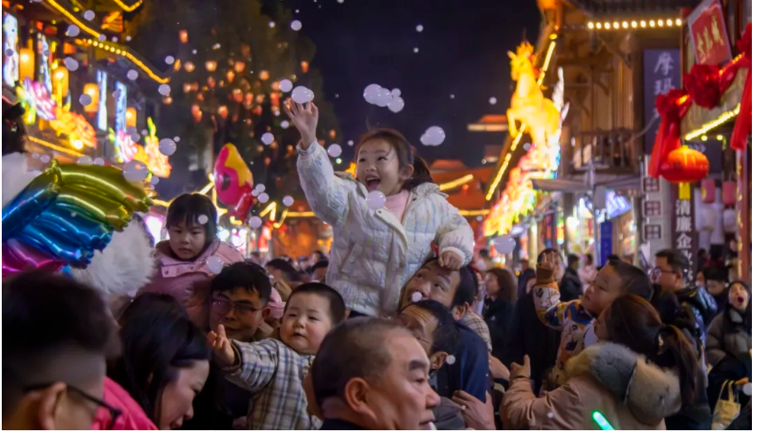 大陸官媒強調，中國從一窮二白走到今天，歷經各種困難挑戰，不會因「中國見頂論」而見頂。圖/取自大陸經濟日報