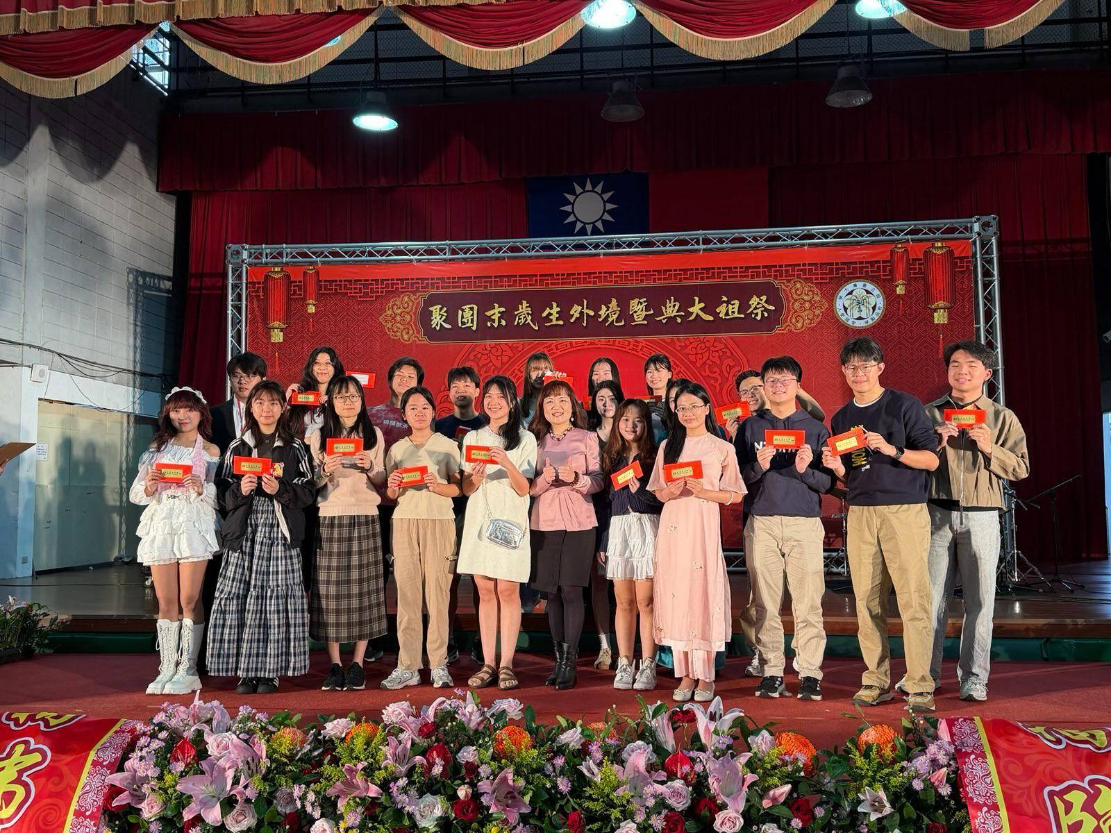陸委會港澳蒙藏處副處長魏淑娟(中)港澳大學生合影。圖/取自台港合作策進會