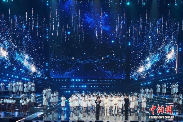 9月28日，「灣區升明月」2025大灣區電影音樂晚會合唱歌曲《夜空中最亮的星》。圖/取自中新社