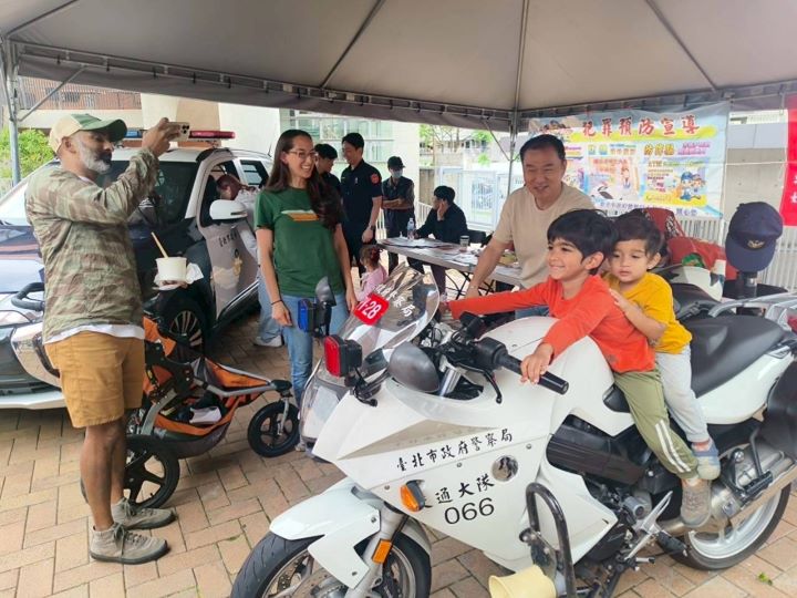 士林分局犯罪預防宣導團隊，展示警用大型重機與警車，吸引大批學生及家長排隊體驗拍照。圖/士林分局提供