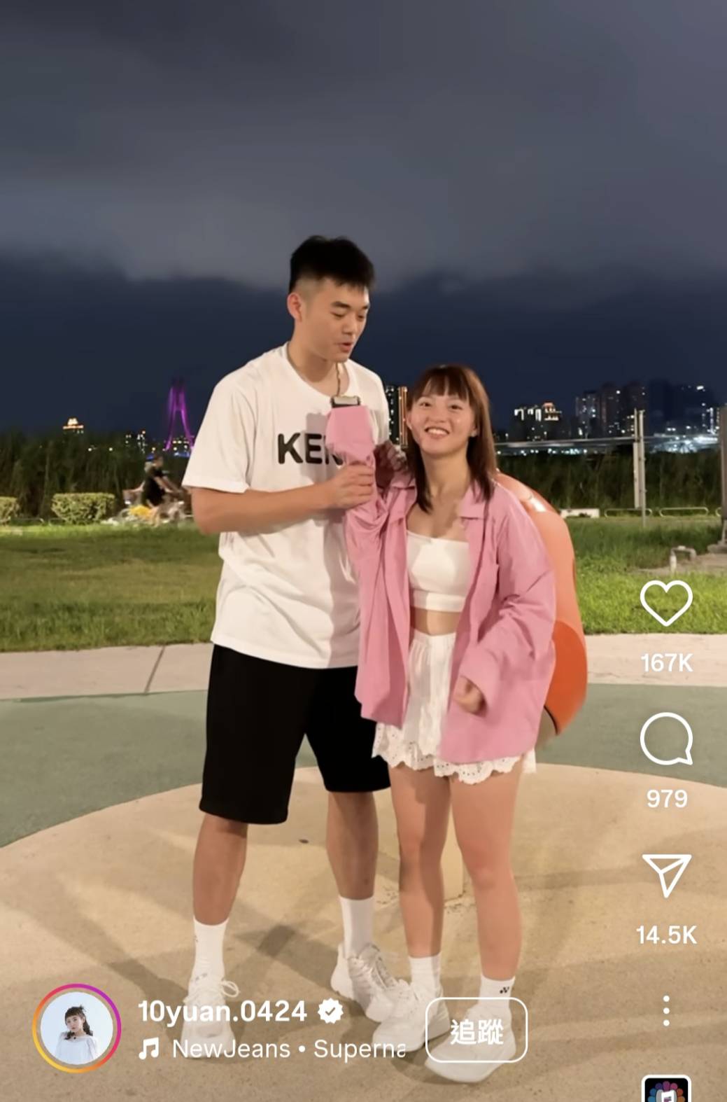 王齊麟身高188公分，與身材嬌小的陳詩媛形成強烈反差，十元俏皮地說，「他跪下來跟我身高一樣」。圖／取自陳討媛 IG