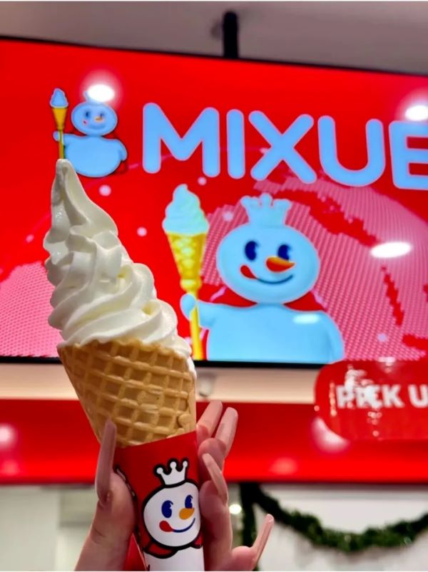 蜜雪冰城洛杉磯好萊塢門店平日下午仍需等候30至45分鐘;紐約門店甚至在正式完工前,門口已出現等候開門的顧客。圖/取自蜜雪冰城官網