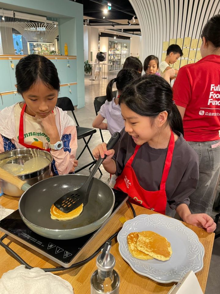 孩子親手完成料理,觀察麵糰在不同階段的變化;也透過酵母產氣觀察,呈現料理步驟多元豐富的一面,進而拓展孩子的飲食選擇。圖/灃食教育基金會提供