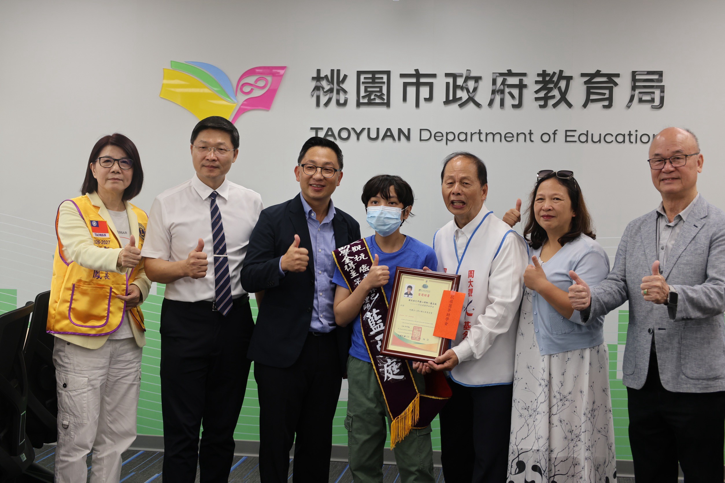 周大觀文教基金會今日上午在桃園市政府舉辦「亟盼還有明天—立志心理師的癌末淋巴癌勇士等會師活出勝利」活動。圖/周大觀文教基金會提供