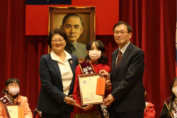 抗癌學生代表宜蘭南屏國小原民血癌小畫家賴可蜜，出席領獎。圖/周大觀文教基金會提供