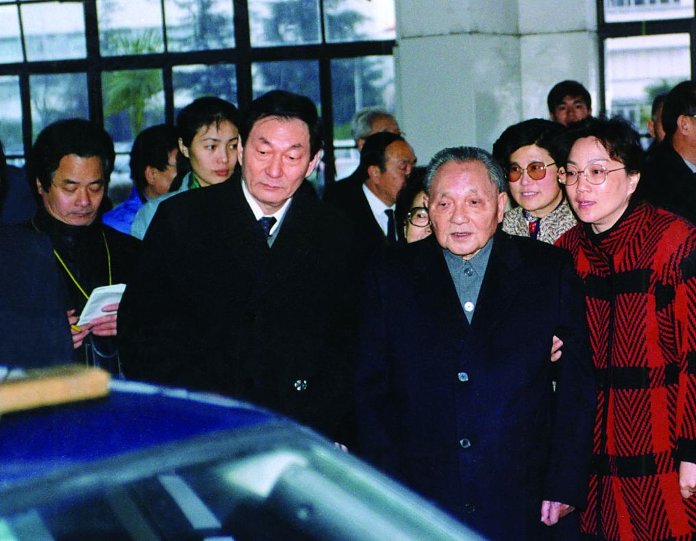 1991年2月6日，鄧小平考察上海大眾汽車有限公司，朱鎔基陪同。圖／取自新華社