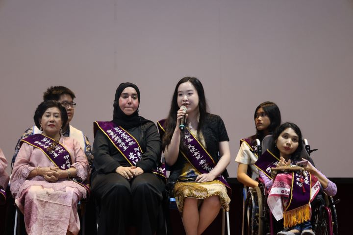 師生與國際生命鬥士交流中,透過表演、對話與閱讀,為「守護地球、活出愛」留下跨國交流的生命印記。圖/周大觀文教基金會提供