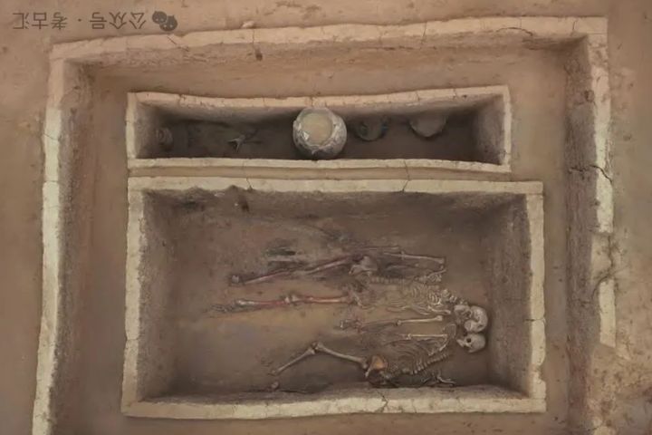 6座夏代墓葬中,男性墓主多有全身塗朱砂的現象,女性則多為局部塗抹。圖/取自考古匯公眾號