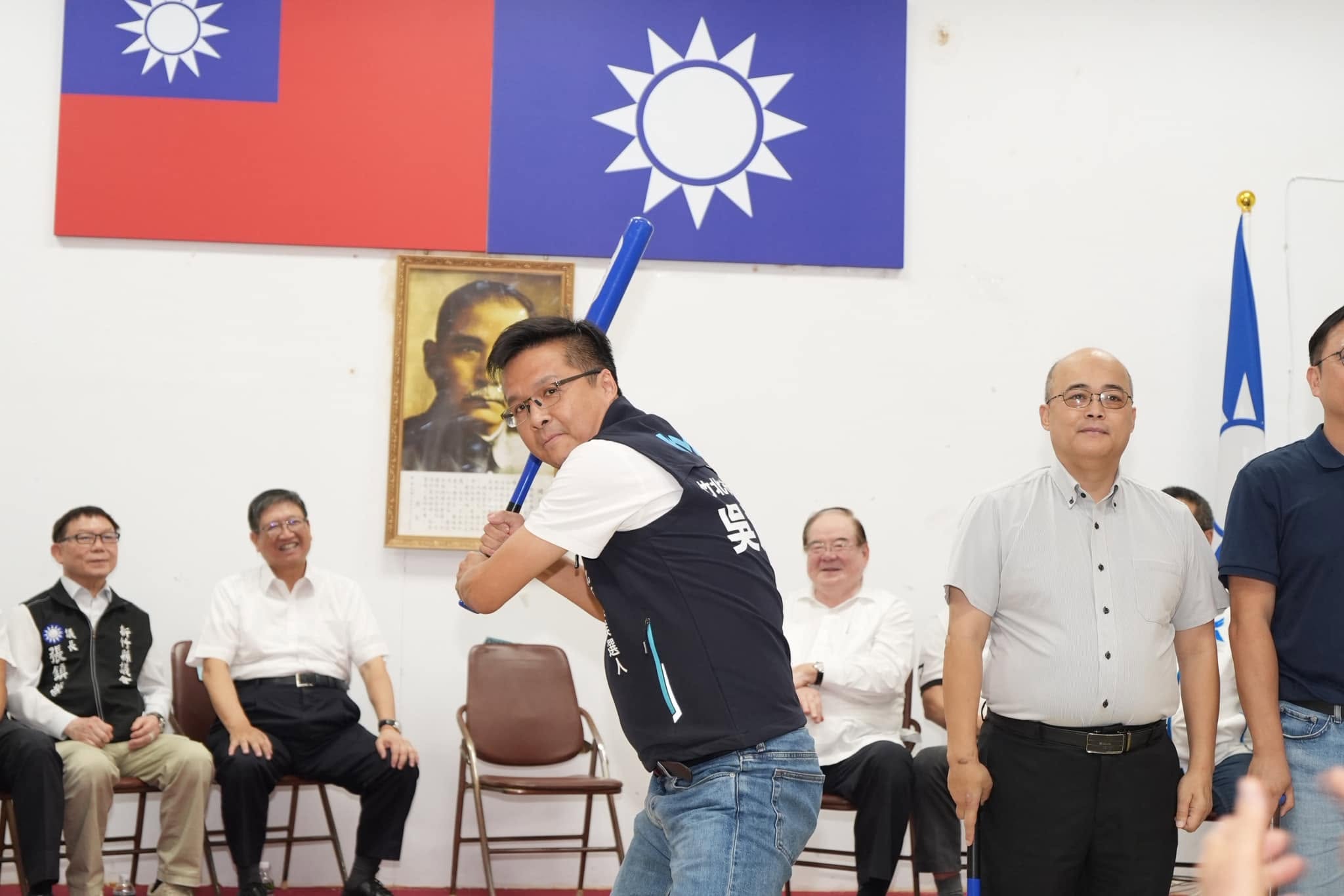 國民黨新竹縣竹北市長參選人吳旭智(中),是交大資訊科學博士,在竹北聲勢不低。圖/取自吳旭智臉書