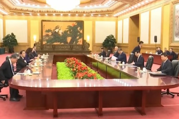 「鄭習會」採五對五形式對談，鄭麗文與習近平落坐長桌兩端。圖/取自鳳凰衛視