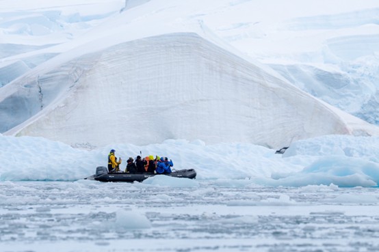 搭乘衝鋒挺巡遊。圖/開元周遊提供