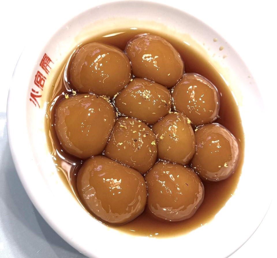 糖油粑粑外表金黃透亮、口感軟糯香甜，是長沙最具代表性的甜點之一。圖/記者陳素貞攝