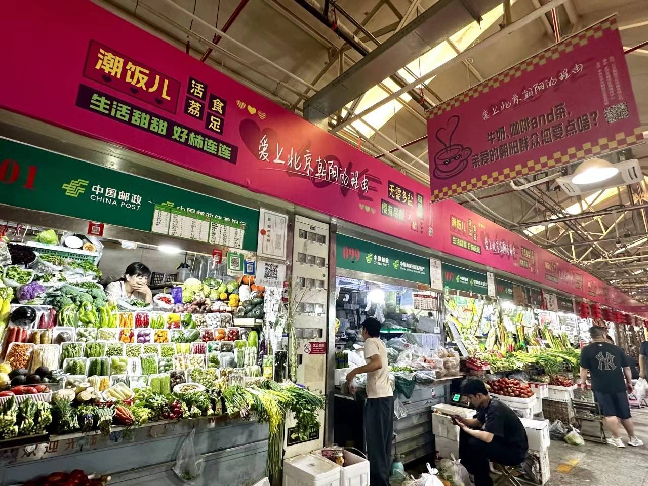 今年「五一」假期，福建省福州市先鋒農貿市場內的福州特色糕點小吃、各種海鮮乾貨等吸引不少年輕人特地前來「打卡」、購物。 圖/中新社記者 呂明 攝