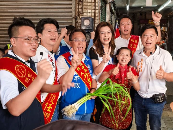 不少攤商認出鄭麗文（左4），熱情上前合照，還有人送上一把蒜頭，祝福候選人魏平政（左3）高票當選、順利「凍蒜」。圖/取自鄭麗文臉書