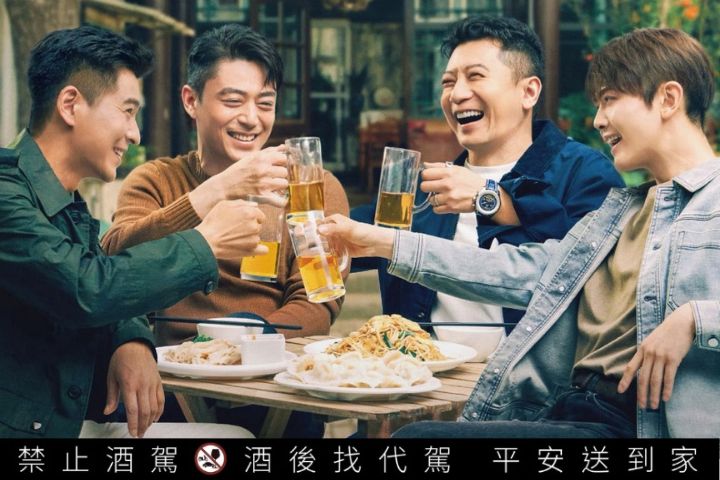 霍建華在《輕年》飾演上市公司副總馬丁（左2），表面是有錢有勢的精英霸總，實際卻是嘴硬心軟的傲嬌代表。圖/取自劇照