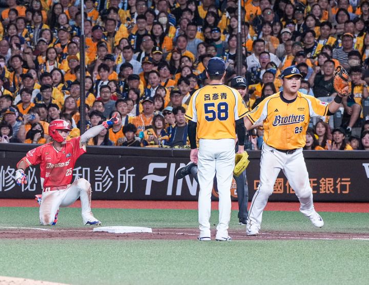 台灣大賽第3戰,20日由味全龍與中信兄弟在台北大巨蛋交手,龍隊張政禹(左)7局上擊出一壘方向內野安打,帶有2分打點,幫助球隊擴大領先。圖/中央社