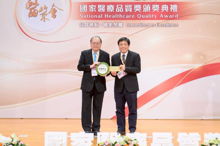   林口長庚醫院實驗動物中心榮獲卓越中心獎，由邱政洵副院長（右）代表領獎，頒獎人為醫策會蔡森田副董事長（左）。圖/長庚醫院提供