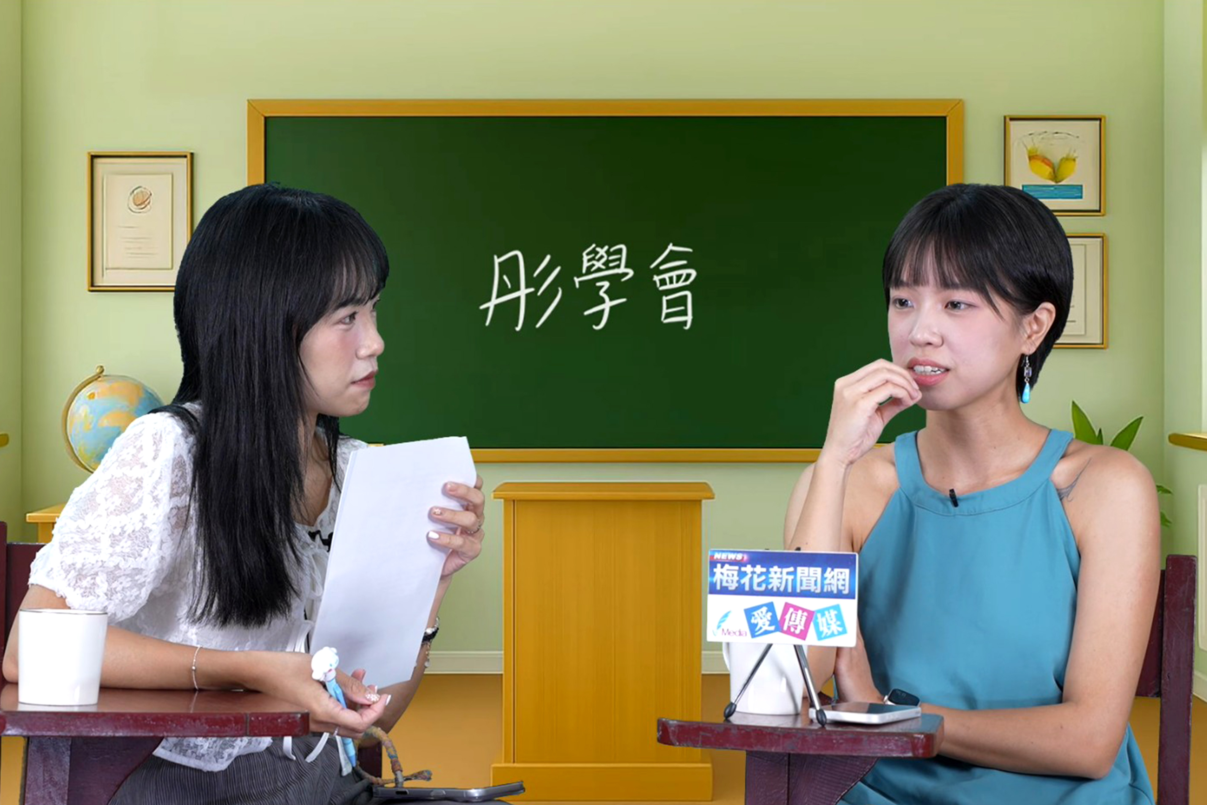 《梅花新聞網》製作、民眾黨發言人張彤(左)主持的政論節目《彤學會》31日邀請到竹北市長參選人邱臣遠辦公室發言人黃心愉(右)登上節目。圖/記者蔡昕蓉攝