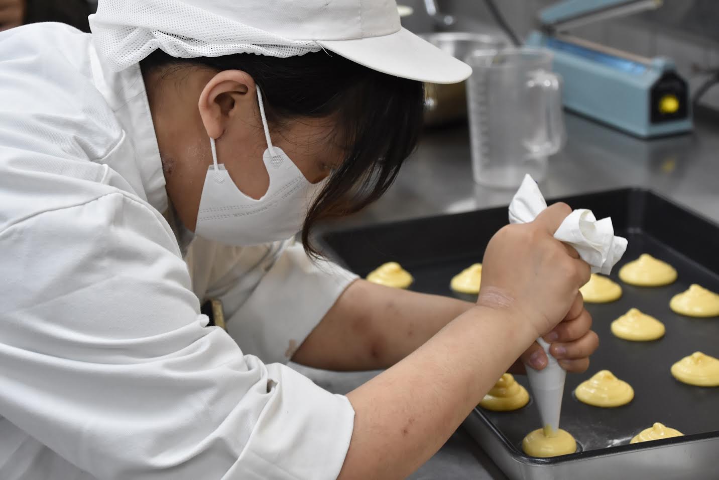 慈濟科技大學已經與頂新和德文教基金會及善菓餐飲集團簽屬產學合作計畫，讓有餐飲背景的學生進行實習。圖/慈濟科大提供，