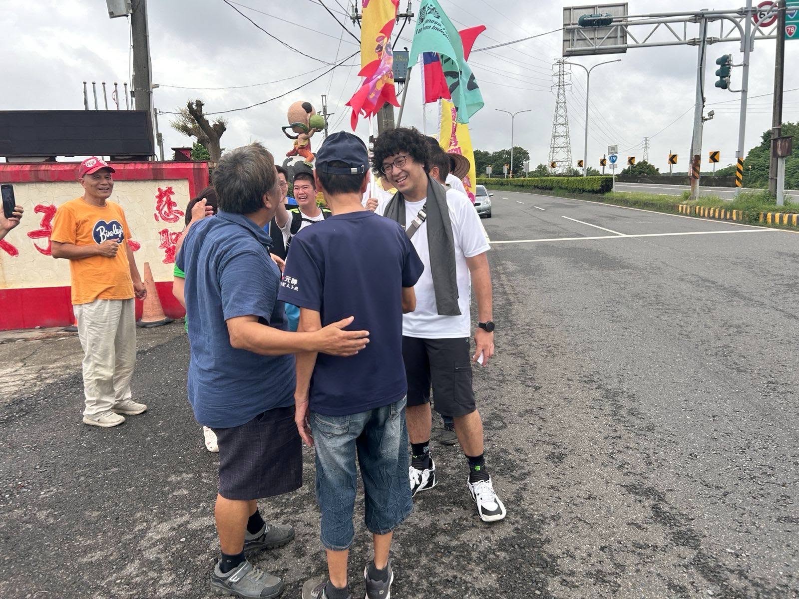 圖為沈伯洋（面對鏡頭者）去年為「大罷免」全台跑透透。圖／取自沈伯洋臉書