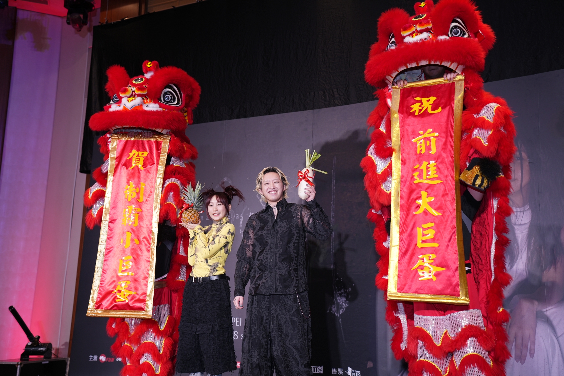YOASOBI演唱會主辦單位，今天特別安排祥獅獻瑞，祝福他們順利前進大巨蛋。圖/記者陳思豪攝