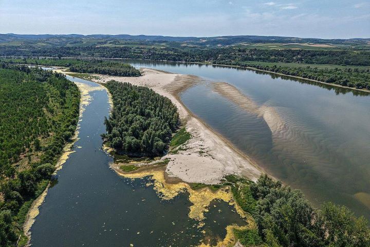 歐洲持續遭遇高溫與乾旱,多瑙河水位下降,大面積沙洲與河床裸露。圖為塞爾維亞境內多瑙河景象,低水位已開始影響沿岸航運與能源設施。圖/Wikimedia Commons