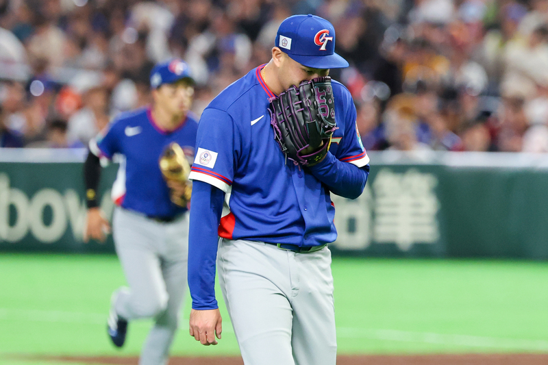  世界棒球經典賽C組預賽5日在東京巨蛋開打，台灣首戰澳洲隊，中華隊投手陳柏毓（前）5局接替中繼，挨轟2分砲。圖/中央社