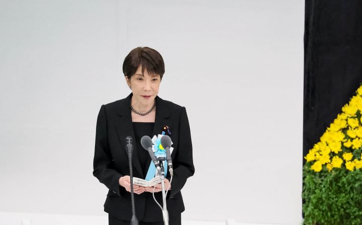 日本首相高市早苗8月15日出席全國戰歿者追悼式。她當天未親赴靖國神社,而是在武道館附近朝神社方向遙拜,並以自民黨總裁身分自費奉納玉串料 (祭祀費)。圖/取自高市早苗X