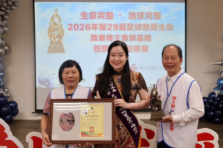 來自印尼的南達．維迪亞（中）長期投入公益及永續發展工作。圖/周大觀文教基金會提供