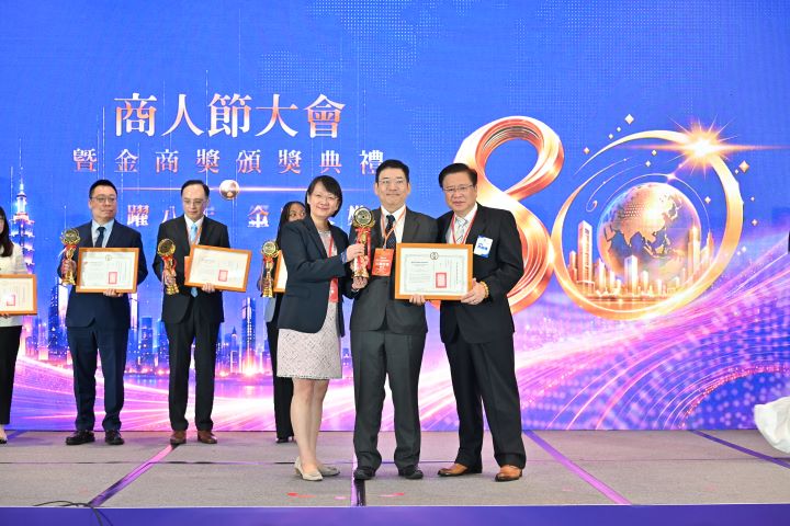 福隆玻璃纖維股份有限公司川崎哲哉董事長（中）榮獲優良外商獎、接受表揚。圖/主辦單位提供