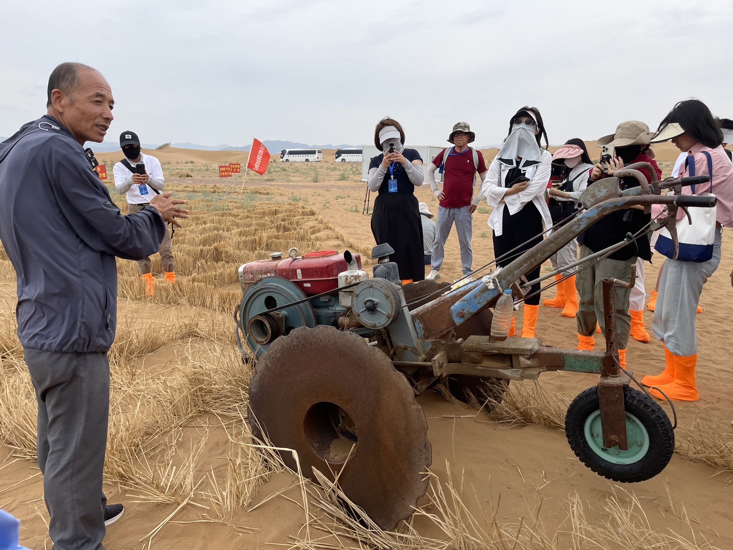 大陸寧夏中衛市國有林業總場總工程師唐希明（左）的大半人生都在與沙漠對抗。圖/陳素貞攝