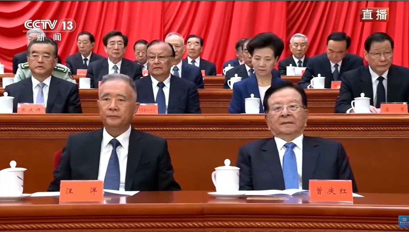 江澤民擔任總書記時的最重要幕僚非曾慶紅（右）莫屬，早自上海市委書記任內，曾慶紅就跟著江澤民，上京後出任中辦主任、中組部長，2007年退下前為政治局常委、中央書記處書記。圖／取自央視