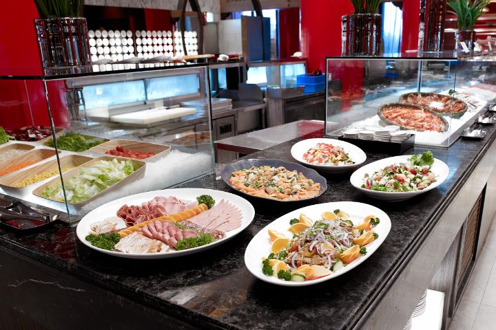 深受粉絲喜愛、中西式異國料理的松鶴餐廳，快閃優惠全面適用於平日午晚餐與下午茶時段，最低每人75折起。圖/圓山大飯店提供