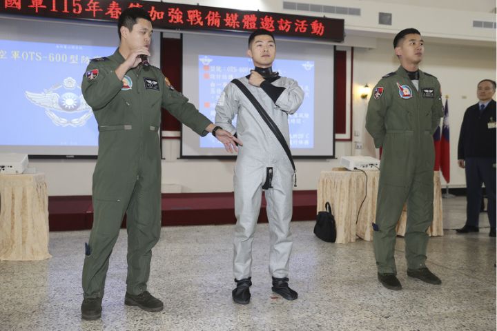   實際試穿的第四聯隊飛行員表示，防寒飛行衣的穿著體感「就像緊身型發熱衣」。圖/中央社