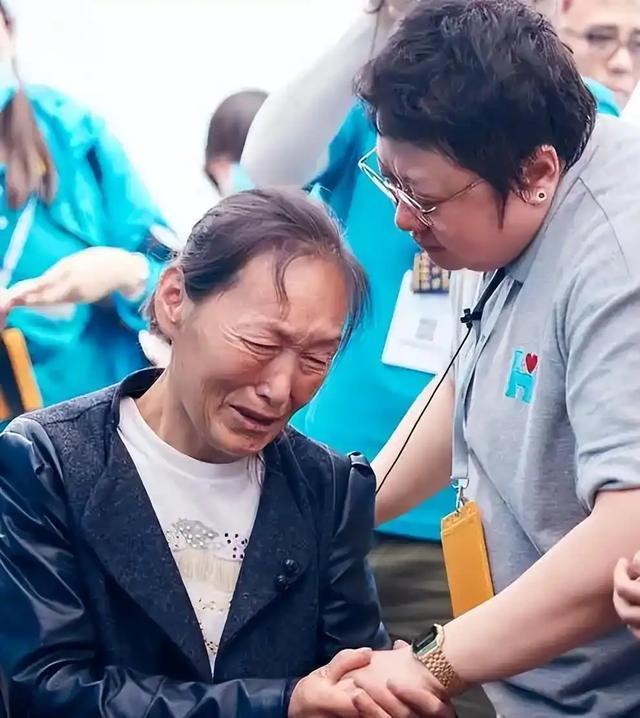 韓紅（右）做公益亦不落人後，常前往偏遠山區或災區救災。圖／取自網易