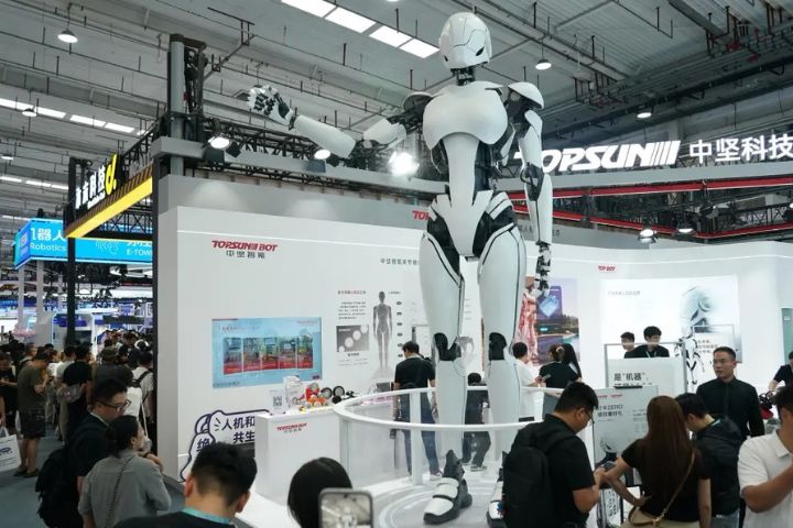 8月19日，觀眾在2026世界機器人大會參觀。圖/取自新華社