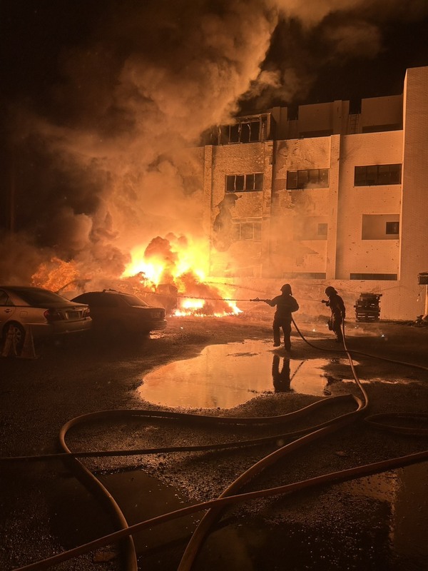 台南市安南區海佃路住宅區空地廢棄物22日凌晨起火爆炸，消防人員到場灌救，4個多小時後撲滅火勢。圖/中央社、台南市消防局提供